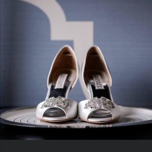 Badgley Mischka Salsa Pump White 6.5